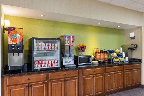 Days Inn by Wyndham Knoxville East image 9